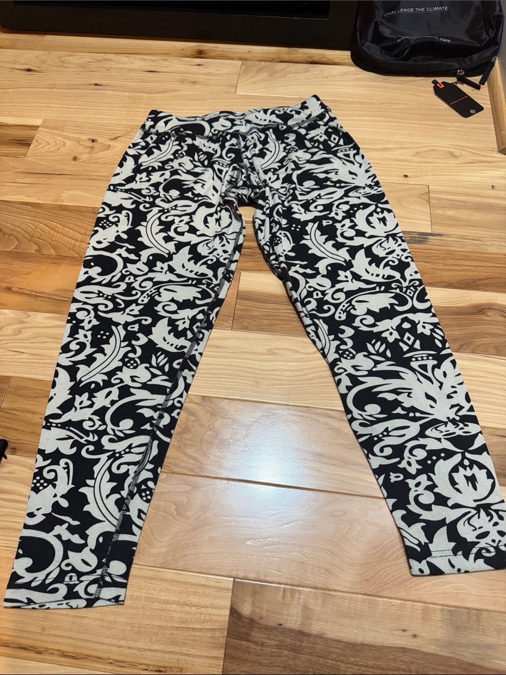 Ilêve Black & Ivory Printed Leggings - Size M